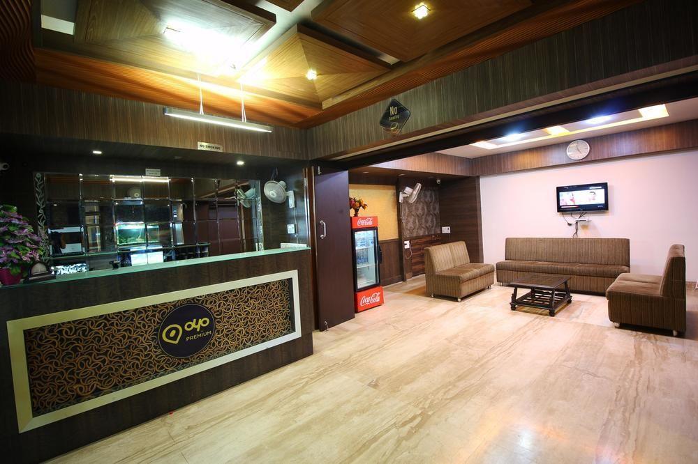 ホテル Oyo Premium Law Garden C G Road アーメダバード エクステリア 写真